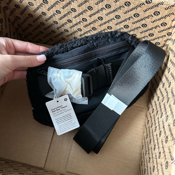 Lululemon Everywhere Fleece Belt Bag 1L - Picture 7 of 9